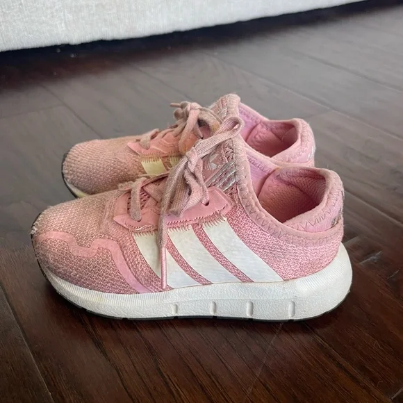 adidas gazelle silver green womens swift run x j light pink / cloud white / core black  Footway.com